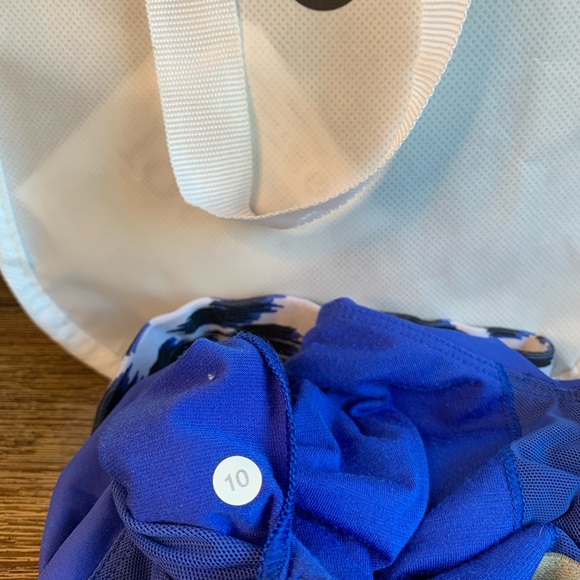 Lululemon cross back workout tank. Size 10. Blue black white. - Picture 6 of 9